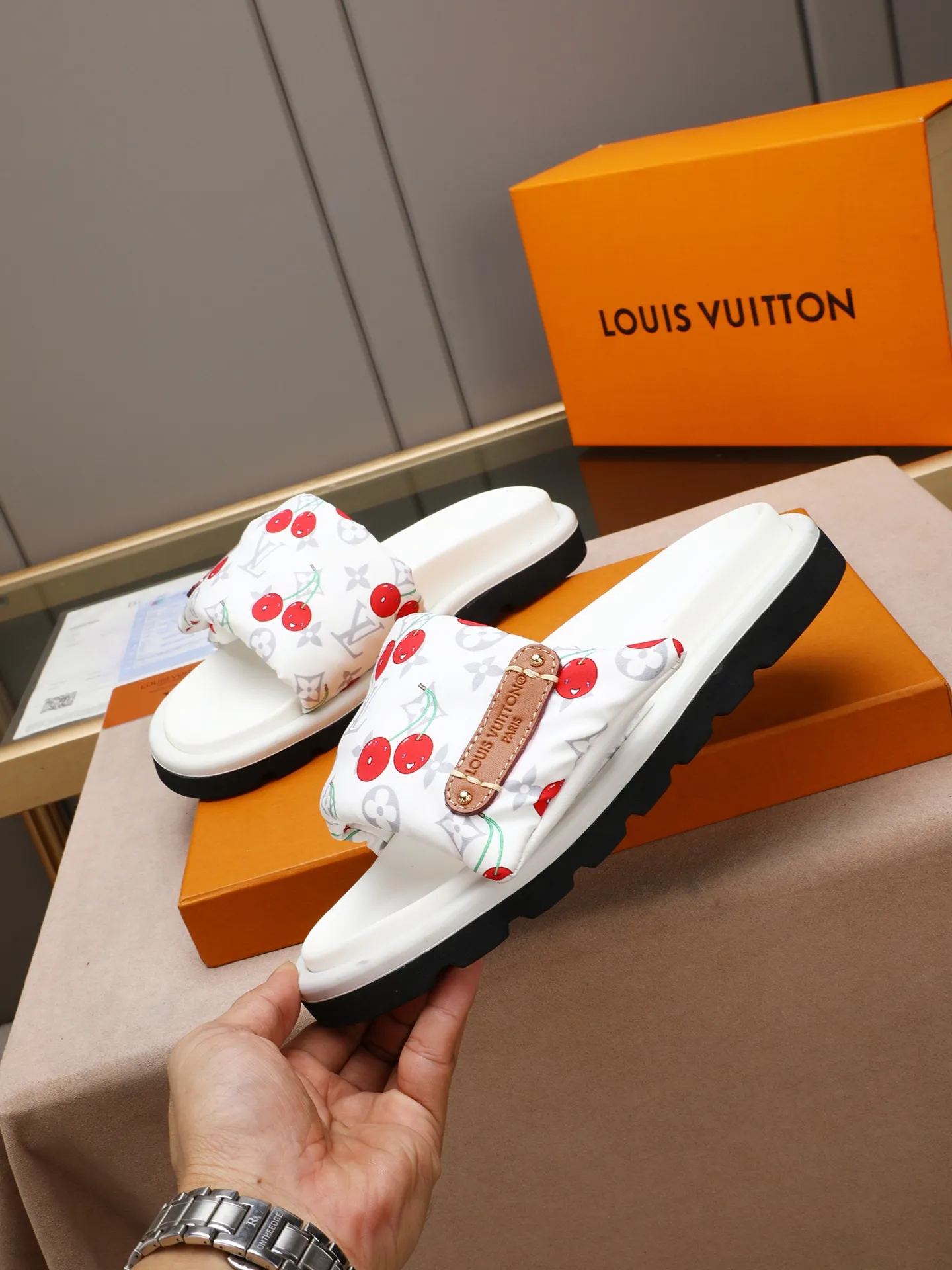 PP360 [LOUIS VUITTON] Louis Vuitton, LV printing, men's and women's slippers are on the market. The drawer box packaging comes with a cloth bag and a card. The upper pattern looks very soft and waxy, and it is a super versatile leg slimming tool. Fabric: imported denim/canvas/old fabric, LV hardware LOGO, official website pattern printing, comfortable to wear, feet: high-elastic PU water table. Sole: foam sole, heel height: about 5cm. Code number: 35-46, 35, 45, 46 are custom-made and non-returnable. Color: multiple colors and styles available.